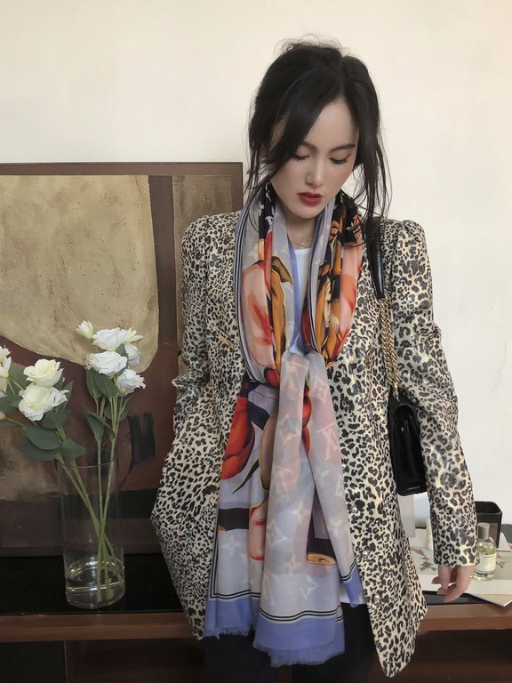 New on   really praise   donkey home new [L floral long scarf], convergence of Louis Vuitton elements Monogram flowers, LV letters, gradient color with cashmere fabric gorgeous texture, and ready-to-wear and accessories 