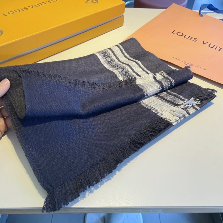 Explosive models on the new couples models     LV exclusive cattle goods   Luxury in the size between the high-end quality   has a super high quality of cashmere to be favored by this brand   This boutique is the market 