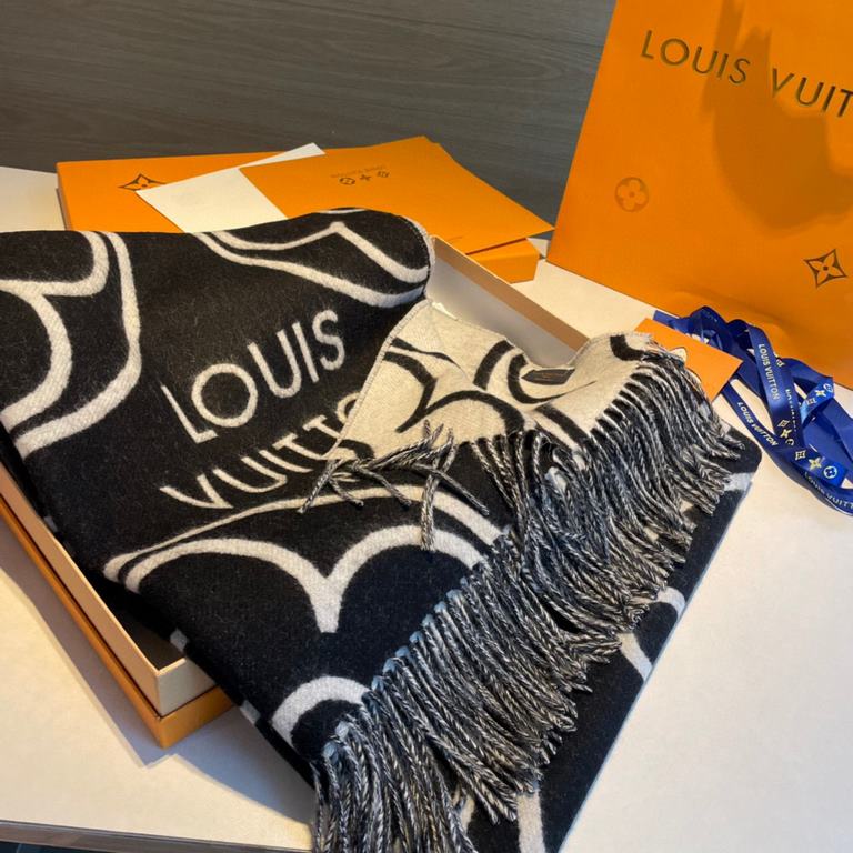 The LV scarf presents a large Monogram flower in a wide size, telling the visual concept of sophistication, and the plush blend is ambiguous in winter, and can be worn on both sides. Measuring 20070cm (including fringe) 