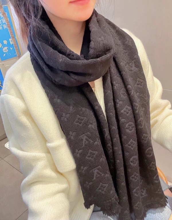 Super fancy very stable    our men's scarves and buy and cherish ~~~ men's models are really rare, only a few models a year, are export orders so it is more difficult to meet. Men's things pay attention to less but fine,