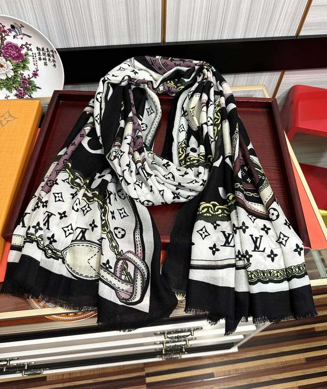 New 2024 LV [300 cashmere long scarf] physical genuinely beautiful   shawl with print   regardless of the design of the airbrush are very in place   details are visible   the entire scarf gives people a big brand aura at