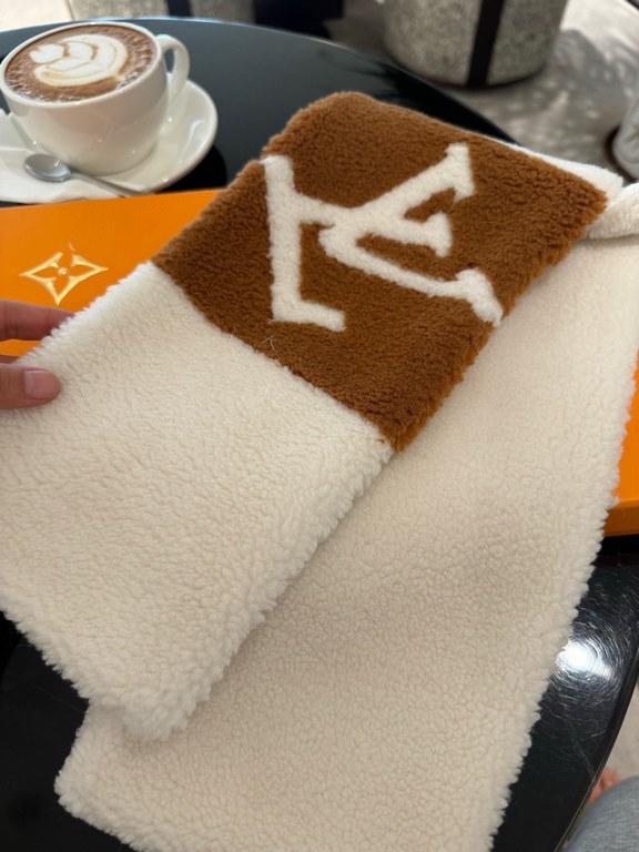 New Shipping】  LV Shearling Teddy Scarf Autumn and winter coat good friend! The latest models,, put out a small amount of basically empty seconds, this time to grab grab, super versatile,, 110  17cm. lambswool short fur 