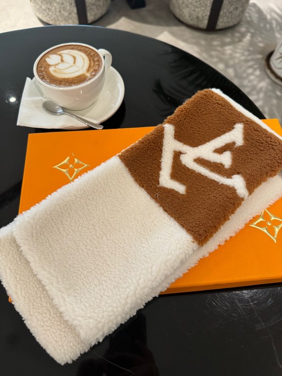 New Shipping】  LV Shearling Teddy Scarf Autumn and winter coat good friend! The latest models,, put out a small amount of basically empty seconds, this time to grab grab, super versatile,, 110  17cm. lambswool short fur 