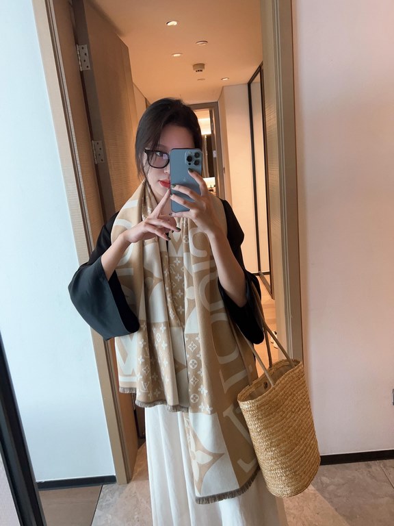 Crystal velvet, LV counter new, foreign counter special. Scarf shawl, luxury atmosphere small qualification tone   exquisite all the beautiful language used in it is not too much, the fashion mirror badge skillfully comb