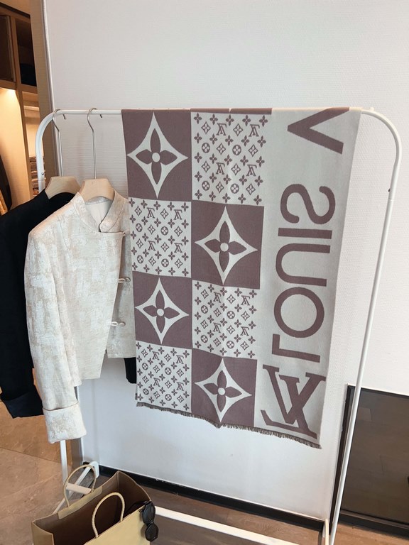 Crystal velvet, LV counter new, foreign counter special. Scarf shawl, luxury atmosphere small qualification tone   exquisite all the beautiful language used in it is not too much, the fashion mirror badge skillfully comb