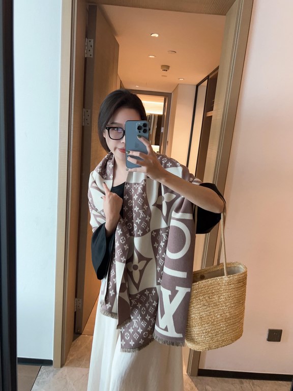 Crystal velvet, LV counter new, foreign counter special. Scarf shawl, luxury atmosphere small qualification tone   exquisite all the beautiful language used in it is not too much, the fashion mirror badge skillfully comb