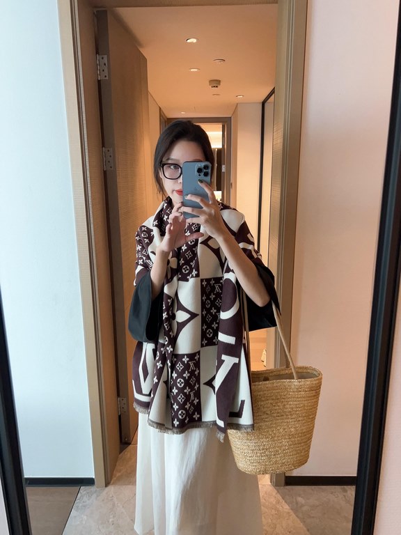 Crystal velvet, LV counter new, foreign counter special. Scarf shawl, luxury atmosphere small qualification tone   exquisite all the beautiful language used in it is not too much, the fashion mirror badge skillfully comb