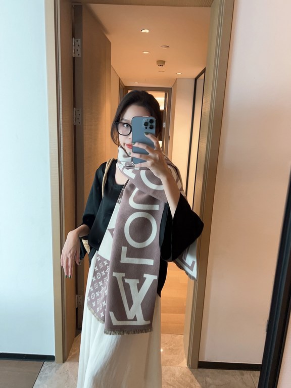 Crystal velvet, LV counter new, foreign counter special. Scarf shawl, luxury atmosphere small qualification tone   exquisite all the beautiful language used in it is not too much, the fashion mirror badge skillfully comb