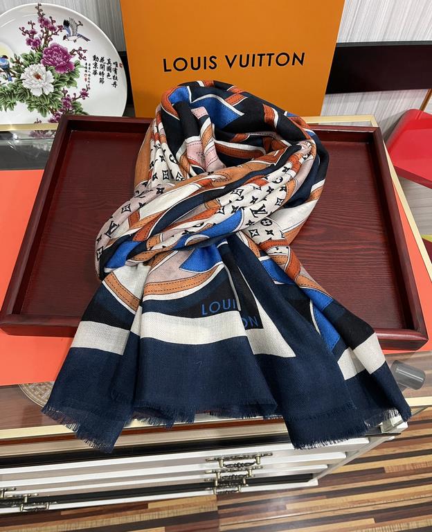 New LV 2023 latest models   top design is too beautiful, truly awesome   [double-sided ring velvet long scarf]    physical genuinely beautiful   shawl with prints      regardless of the design of the airbrush are very in