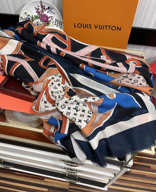 New LV 2023 latest models   top design is too beautiful, truly awesome   [double-sided ring velvet long scarf]    physical genuinely beautiful   shawl with prints      regardless of the design of the airbrush are very in