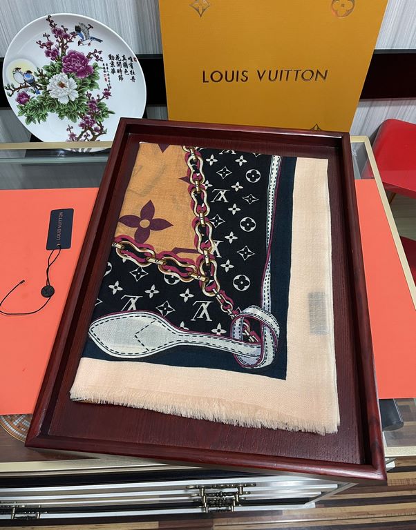 New 2023, LV [300 pcs cashmere long scarf] physical genuinely beautiful   shawl with print   regardless of the design of the airbrush are very in place   details are visible   the entire scarf gives people a big brand au