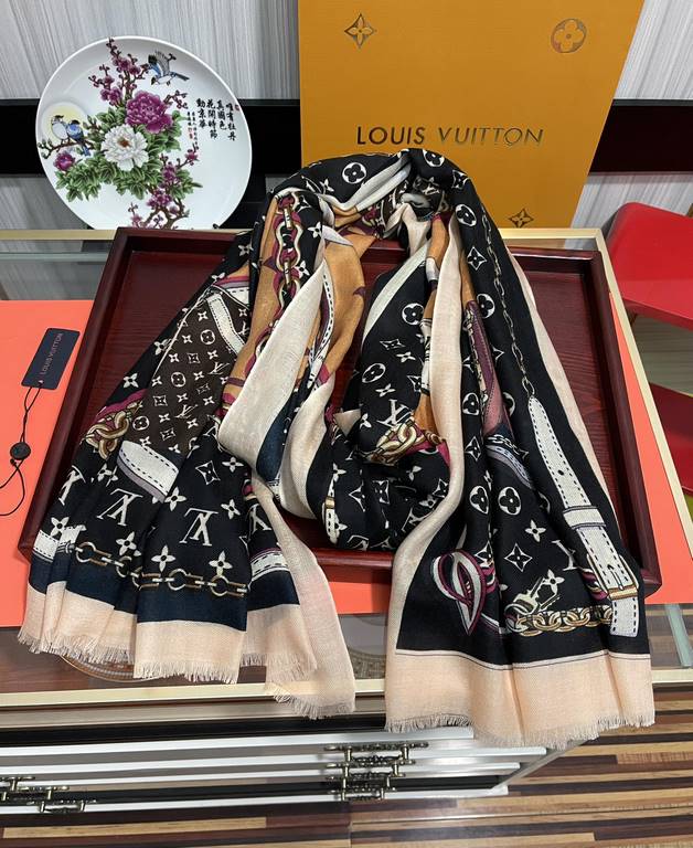 New 2023, LV [300 pcs cashmere long scarf] physical genuinely beautiful   shawl with print   regardless of the design of the airbrush are very in place   details are visible   the entire scarf gives people a big brand au