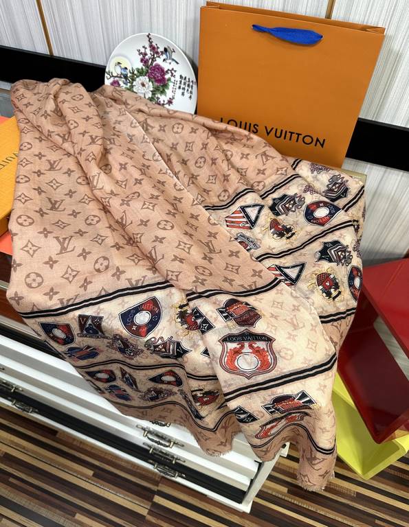 New Lv2024 The latest models   top design is so beautiful, truly awesome   [ring velvet long scarf]    physical genuinely beautiful   shawl with print      regardless of the design of the airbrush are very well in place 