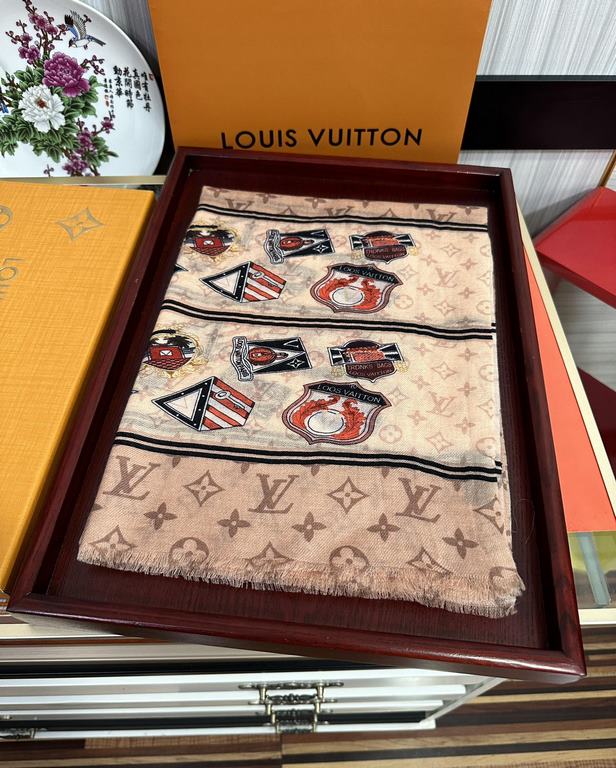 New Lv2024 The latest models   top design is so beautiful, truly awesome   [ring velvet long scarf]    physical genuinely beautiful   shawl with print      regardless of the design of the airbrush are very well in place 