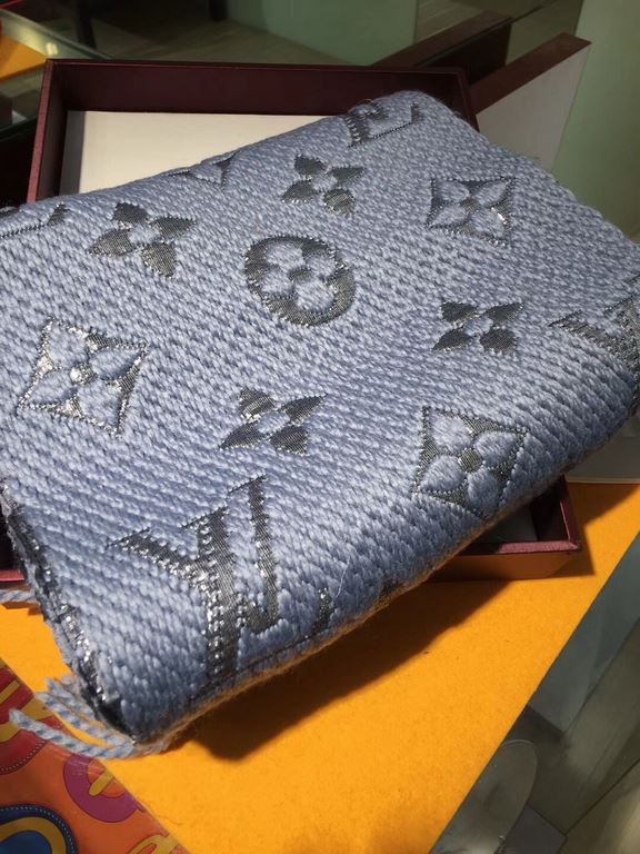 Lv home. [light blue - silver line]  bullish goods   this I am also picky to the extreme ~ is to let you around to go to the counter   Hong Kong trading company's order, originally early this year to go goods ~ but the t