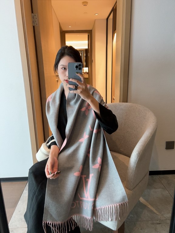 Cashmere blended textile temperament of this piece of absolute red belongs to the classic LOGO with the old flower four-leaf clover bottom decorated with LOUIS VUITTON PARIS has Li Xiaolu Huosiyan the same models lv cash