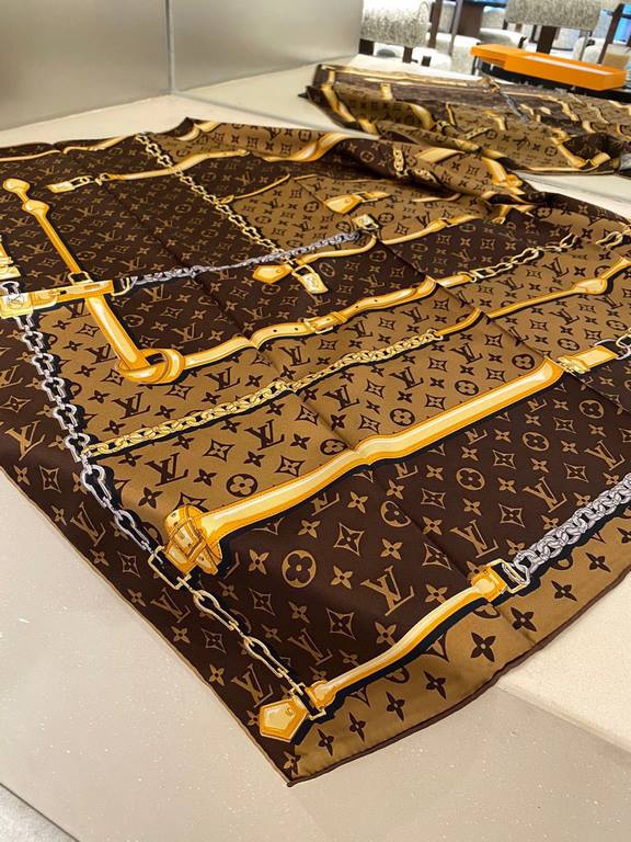 Lv...Chain flower.Lv2023 Counter sale models 9090  16 m top silk square scarf ...... 2 colors in stock... ...must-have items for air-conditioned rooms in spring and fall