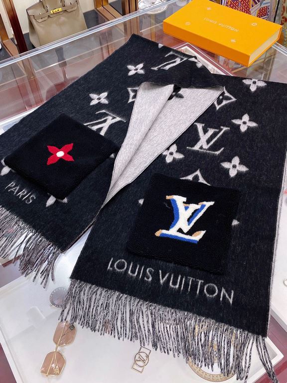 !!!LV new 10,000 heavyweight shawl!!!! The classic black and white cashmere shawl has a new feel and is really beautiful and textured! It has a very nice and cute name Teddy! The Teddy Reykjavik Scarf is a cashmere pashm