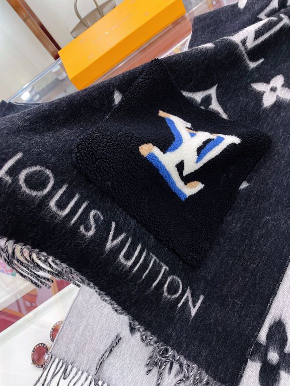 !!!LV new 10,000 heavyweight shawl!!!! The classic black and white cashmere shawl has a new feel and is really beautiful and textured! It has a very nice and cute name Teddy! The Teddy Reykjavik Scarf is a cashmere pashm