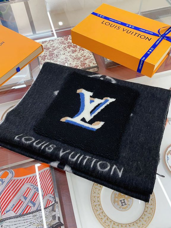 !!!LV new 10,000 heavyweight shawl!!!! The classic black and white cashmere shawl has a new feel and is really beautiful and textured! It has a very nice and cute name Teddy! The Teddy Reykjavik Scarf is a cashmere pashm