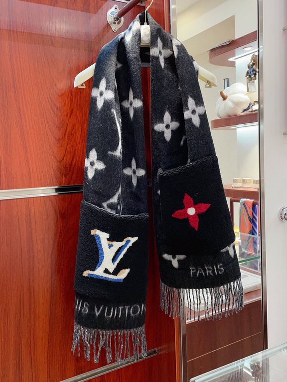 !!!LV new 10,000 heavyweight shawl!!!! The classic black and white cashmere shawl has a new feel and is really beautiful and textured! It has a very nice and cute name Teddy! The Teddy Reykjavik Scarf is a cashmere pashm