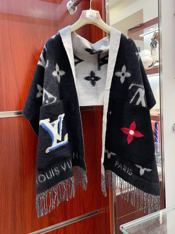 !!!LV new 10,000 heavyweight shawl!!!! The classic black and white cashmere shawl has a new feel and is really beautiful and textured! It has a very nice and cute name Teddy! The Teddy Reykjavik Scarf is a cashmere pashm