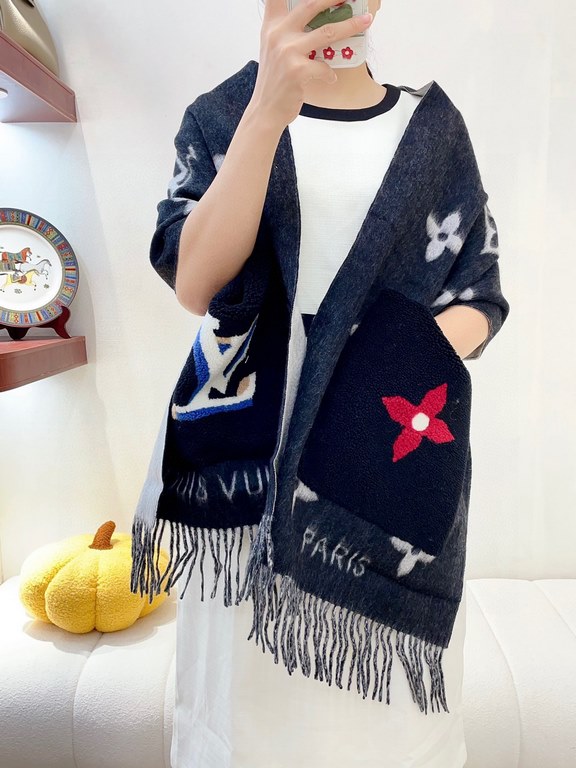 !!!LV new 10,000 heavyweight shawl!!!! The classic black and white cashmere shawl has a new feel and is really beautiful and textured! It has a very nice and cute name Teddy! The Teddy Reykjavik Scarf is a cashmere pashm