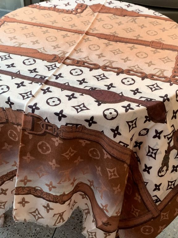 Lv's new chain   print with the classic Monogram pattern and many of Louis Vuitton's signature design elements give this new scarf an enduring fashionable appeal. This scarf will add a touch of sophistication to classic 