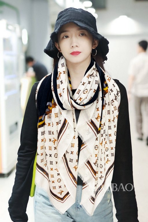 Price.   Donkey family new [V chain logo long scarf] cashmere long scarf, show LV letters in the classic Monogram pattern of dexterity changes, floral elements intertwined arrangement, embellished tassel trim. This size 