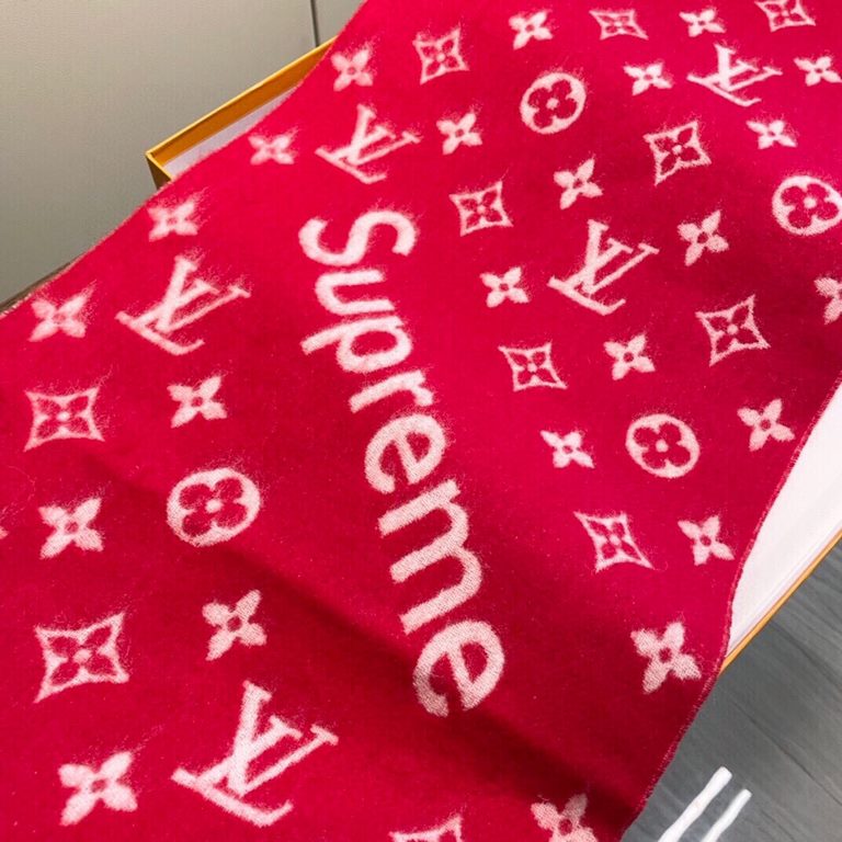 Price   The best Su price  erme   super soft and sticky [LV Su price  reme LV co-branded scarf]. Red through half the sky   Darren standard must have ~   the best quality   soft and delicate   90% wool, 10% cashmere fabr