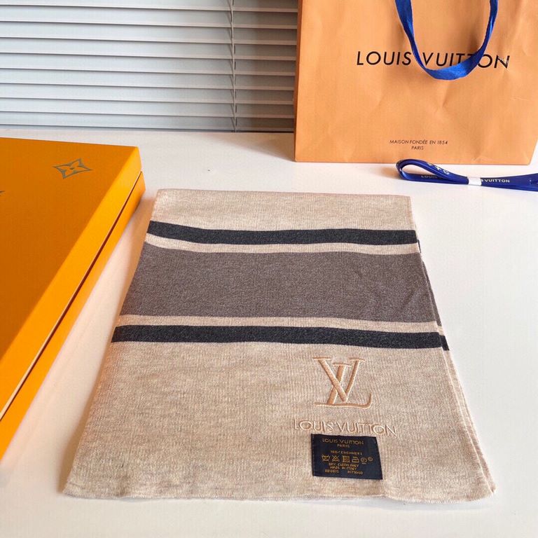 Explosive models on   L home exclusive cattle goods [LV knitting]   High-end quality knitted splicing scarf   This boutique is on the market and its rare, vegetal elements of knitted wool is really super high-end goods  