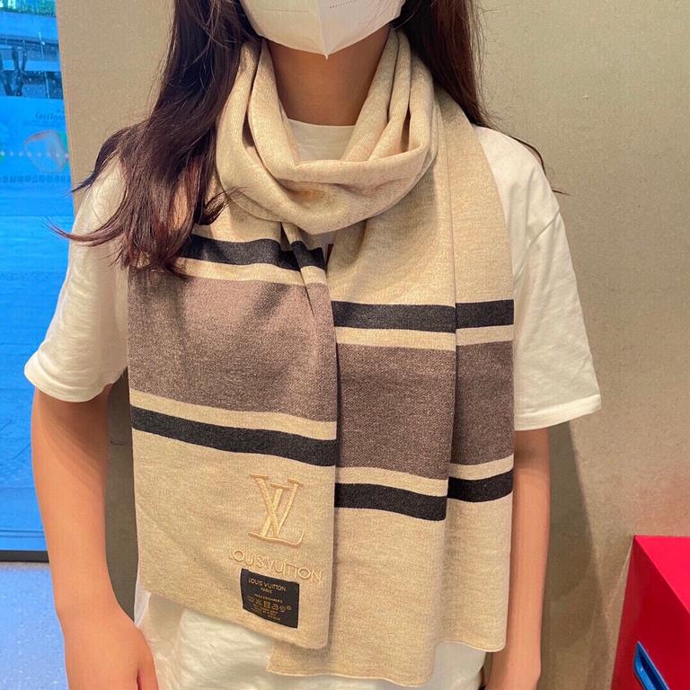 Explosive models on   L home exclusive cattle goods [LV knitting]   High-end quality knitted splicing scarf   This boutique is on the market and its rare, vegetal elements of knitted wool is really super high-end goods  