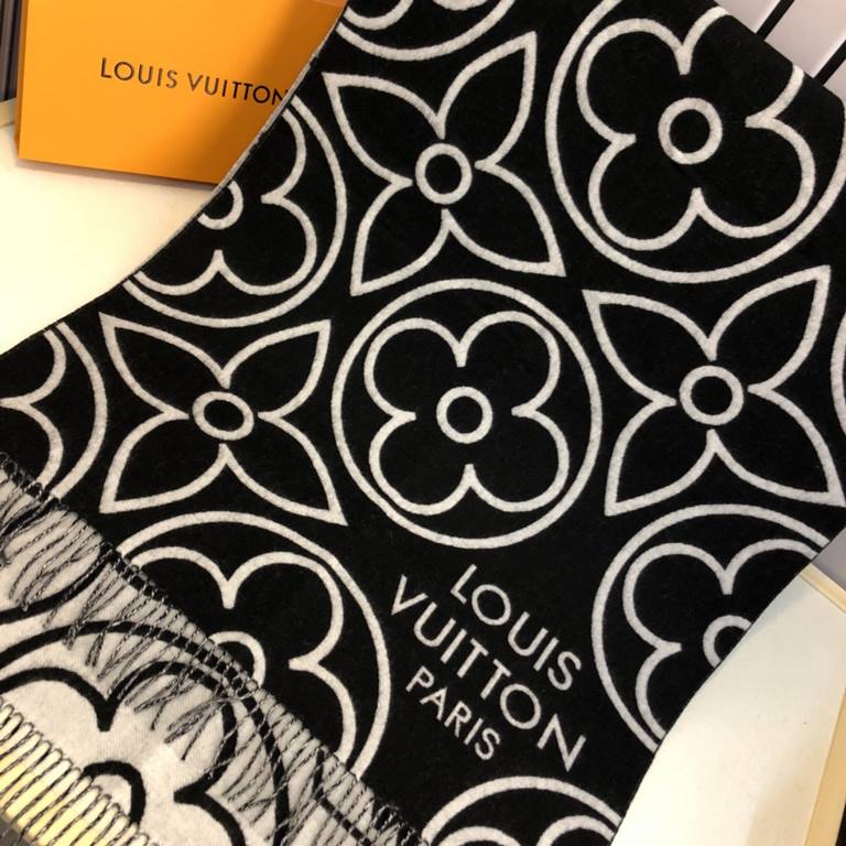 The  LV In Bloom Scarf tells a visual story of sophistication with its oversized Monogram flowers in a wide format. The plush blend wraps warmth around you on winter days. Can be worn on both sides.200 x 70 cm(length x h