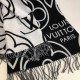 The  LV In Bloom Scarf tells a visual story of sophistication with its oversized Monogram flowers in a wide format. The plush blend wraps warmth around you on winter days. Can be worn on both sides.200 x 70 cm(length x h