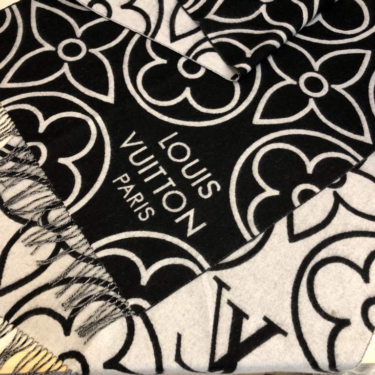 The  LV In Bloom Scarf tells a visual story of sophistication with its oversized Monogram flowers in a wide format. The plush blend wraps warmth around you on winter days. Can be worn on both sides.200 x 70 cm(length x h