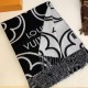 The  LV In Bloom Scarf tells a visual story of sophistication with its oversized Monogram flowers in a wide format. The plush blend wraps warmth around you on winter days. Can be worn on both sides.200 x 70 cm(length x h