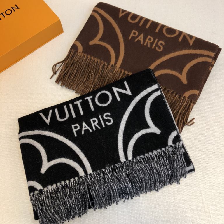 The  LV In Bloom Scarf tells a visual story of sophistication with its oversized Monogram flowers in a wide format. The plush blend wraps warmth around you on winter days. Can be worn on both sides.200 x 70 cm(length x h