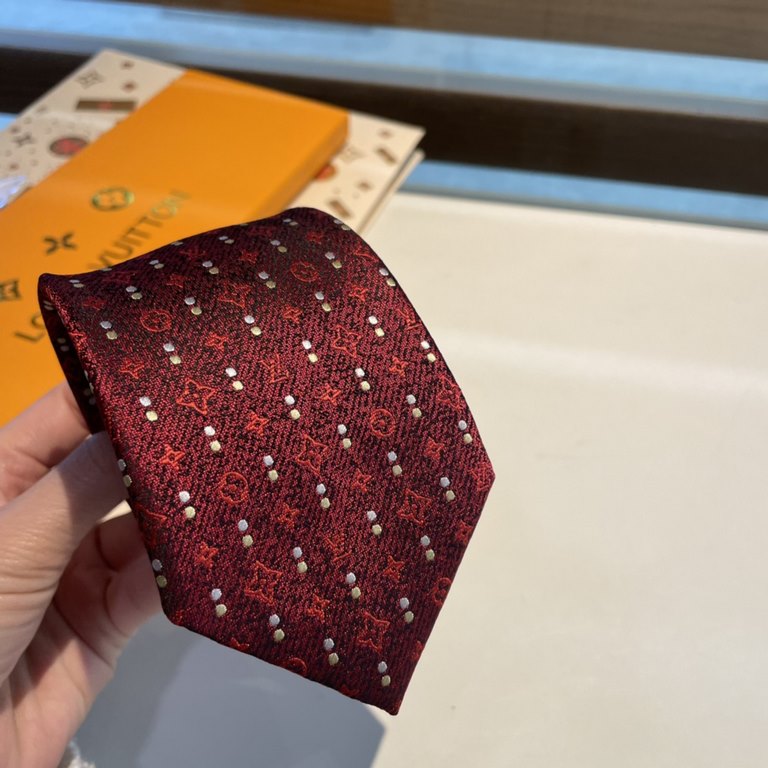 PricePackaging    counter with    exquisite small Logo jacquard, low-key luxury atmosphere of the color scheme, this tie will be Lv's iconic Damier pattern in the same tone of color technique interpretation of more elega