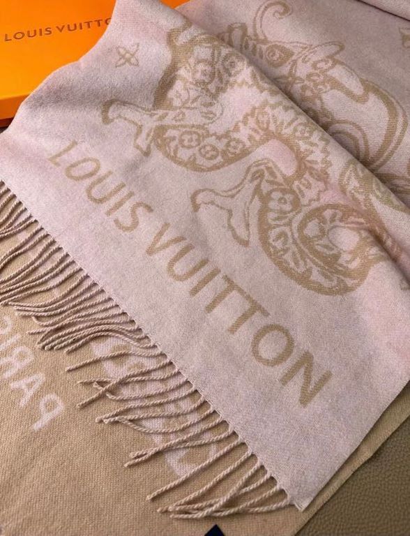 PriceOn the Dragon limited models oatmeal pink LV scarf! LV letters and brilliant as jewelry Monogram pattern and then fill in the brand's charm to the soft style to tell the romantic words! Size 45cm  195cm, Material 10