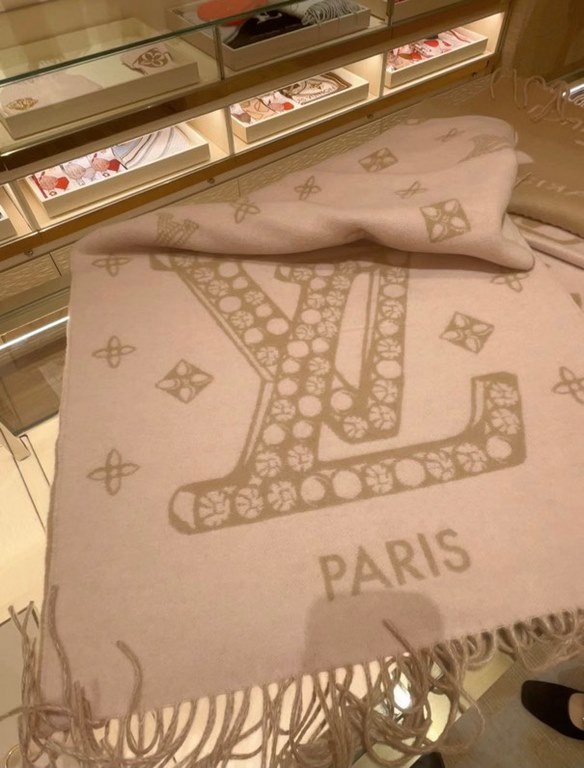 PriceOn the Dragon limited models oatmeal pink LV scarf! LV letters and brilliant as jewelry Monogram pattern and then fill in the brand's charm to the soft style to tell the romantic words! Size 45cm  195cm, Material 10