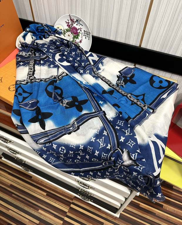 LV 2023 latest models   top design is too beautiful, genuinely awesome   [cashmere long scarf]    physical genuinely beautiful   shawl with prints      regardless of the design of the airbrush are very in place   details