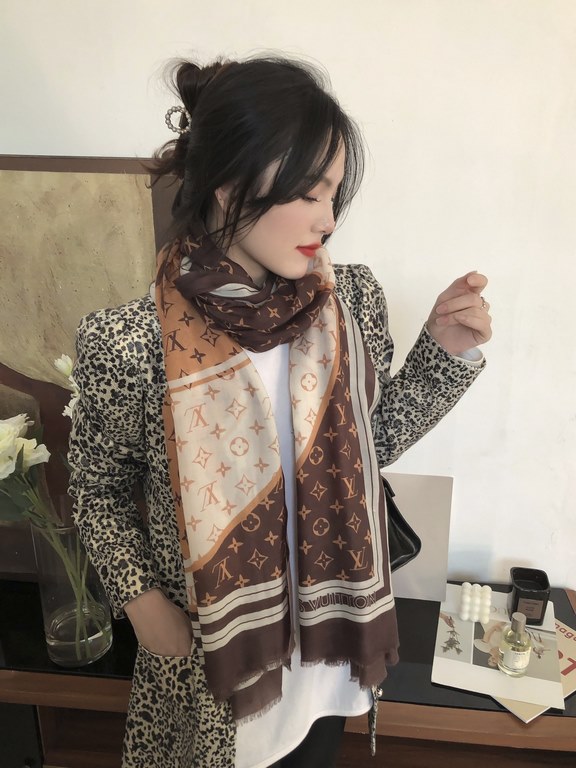 Fashionable and versatile! LV new old flower long scarf] A great item to enhance your temperament and taste! Four seasons must have! Really unbeatable and practical! Lv rare cashmere long scarf, ! Fabric feel really good