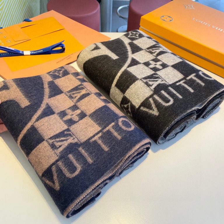 Price LV's latest scarf, men and women's welfare Super gentle and foreign-style double-sided design! Feel this is more youthful and gentle than previous designs! Feel she can match with 10,000 pieces of tops together, do