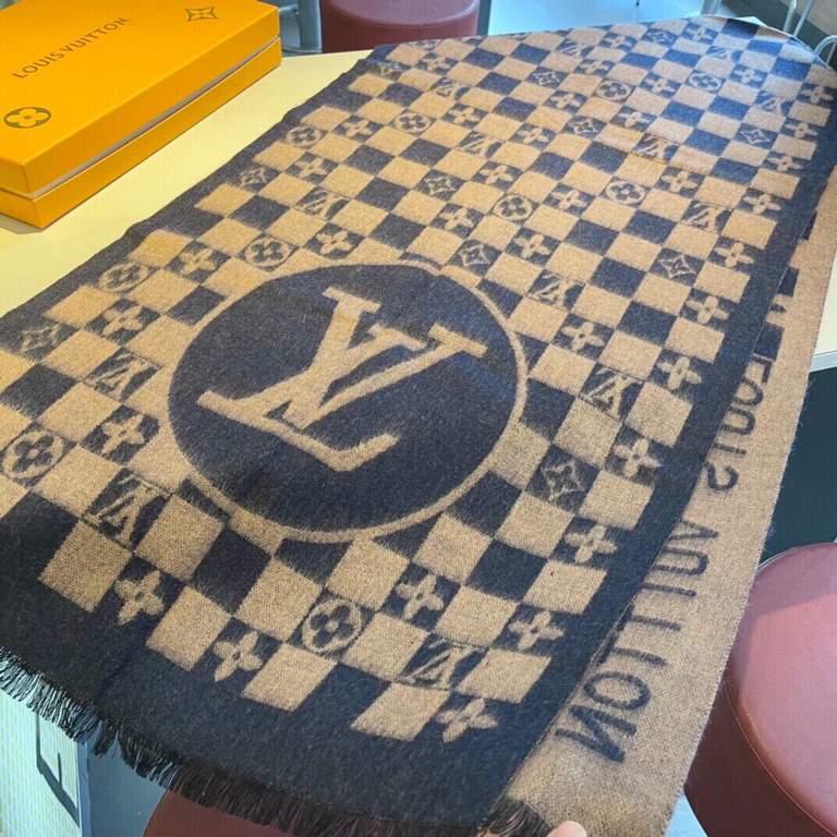 Price LV's latest scarf, men and women's welfare Super gentle and foreign-style double-sided design! Feel this is more youthful and gentle than previous designs! Feel she can match with 10,000 pieces of tops together, do