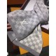 Rare high-end men's models, family benefits  LV very positive men's scarf ~ fabric love, very soft and delicate comfortable   atmosphere simple, super nice male god with color, any boy will like the paragraph it, small L