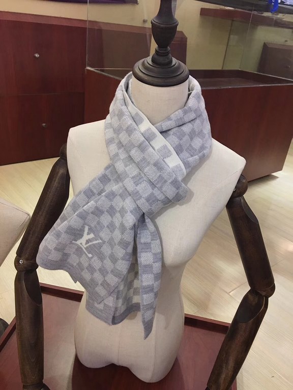 Rare high-end men's models, family benefits  LV very positive men's scarf ~ fabric love, very soft and delicate comfortable   atmosphere simple, super nice male god with color, any boy will like the paragraph it, small L