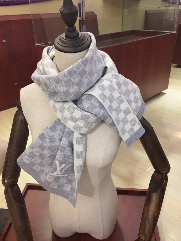 Rare high-end men's models, family benefits  LV very positive men's scarf ~ fabric love, very soft and delicate comfortable   atmosphere simple, super nice male god with color, any boy will like the paragraph it, small L