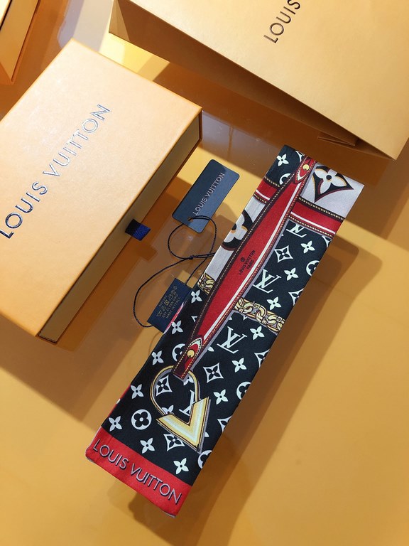 PLV2107 lv [PERFECT MATCH] hair tie! A blend of classic Louis Vuitton elements leather straps and chain motifs from the leather goods and jewelry collections embellish one side, while the Giant 3D Monogram pattern provid