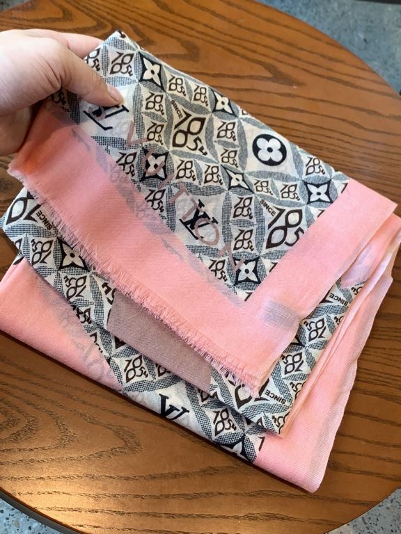 Lv's new four-leaf clover  print with the classic Monogram pattern and many of Louis Vuitton's signature design elements give this new scarf an enduring fashionable appeal. This scarf will add a touch of sophistication t