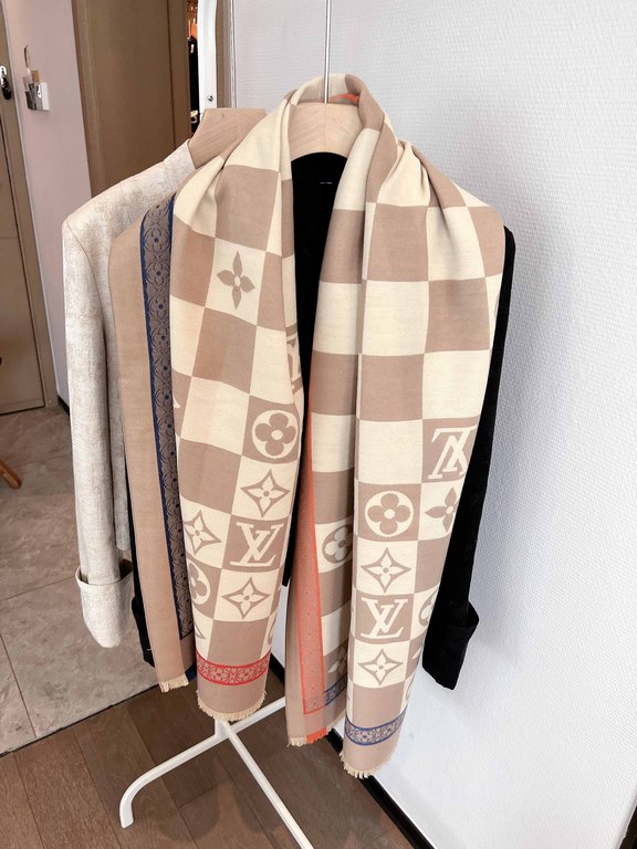 LV counter new, foreign counter special. Scarf shawl, luxury atmosphere small qualification tone   exquisite all the beautiful language used in it is not too much, the fashion mirror badge skillfully combined in the scar